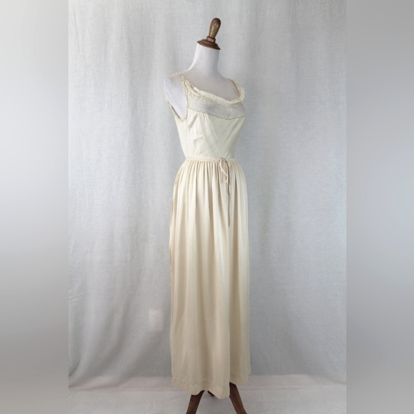 Sylvia Pedlar Iris Lingerie co. 1920s Silk Charmeuse and French Lace Nightgown - Picture 8 of 14